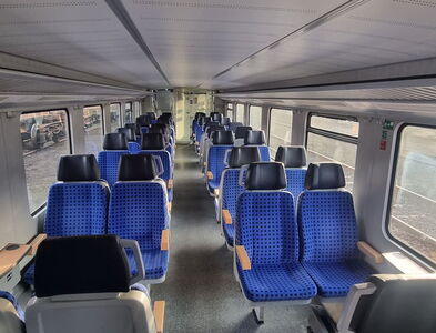 Innenansicht der unteren Etage eines WFL ÖPNV Doppelstockzuges mit blauen 2er und 4er Sitzgruppen